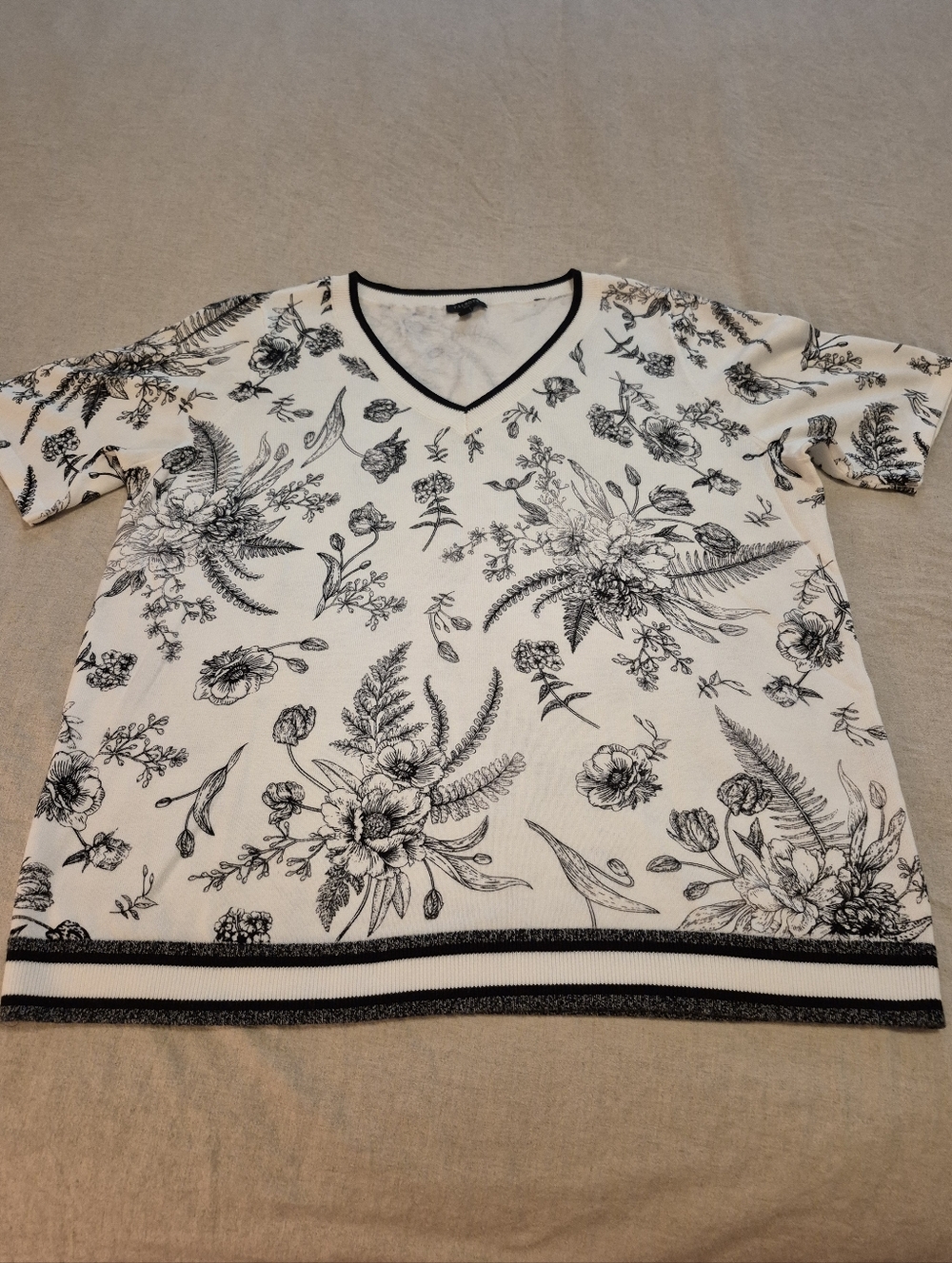 Talbots White Short-Sleeve V-Neck Top with Black Botanical Sketch Print - Picture 4 of 9